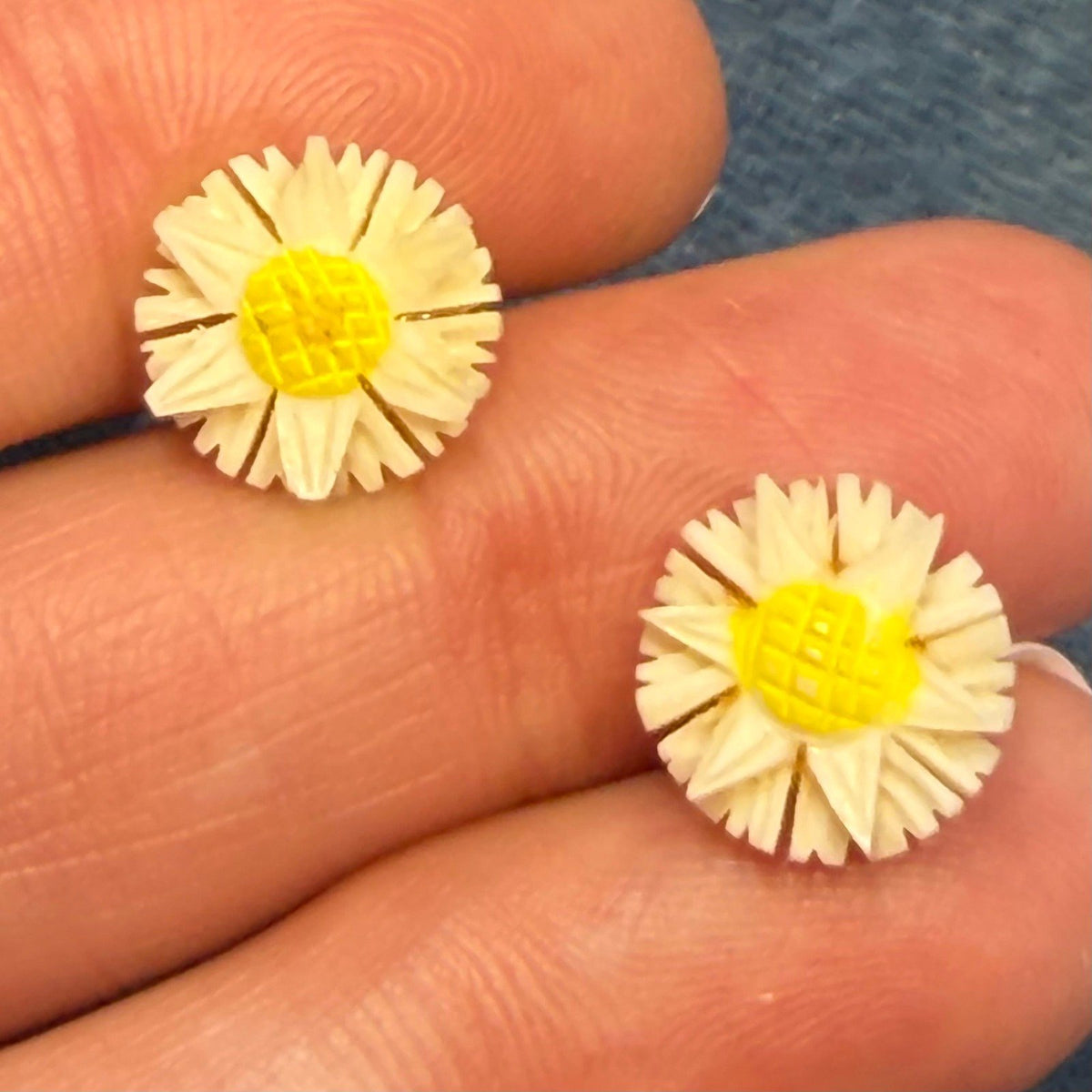 10k Yellow Gold Carved Daisy Stud Earrings. 1950s-60s Retro Chic