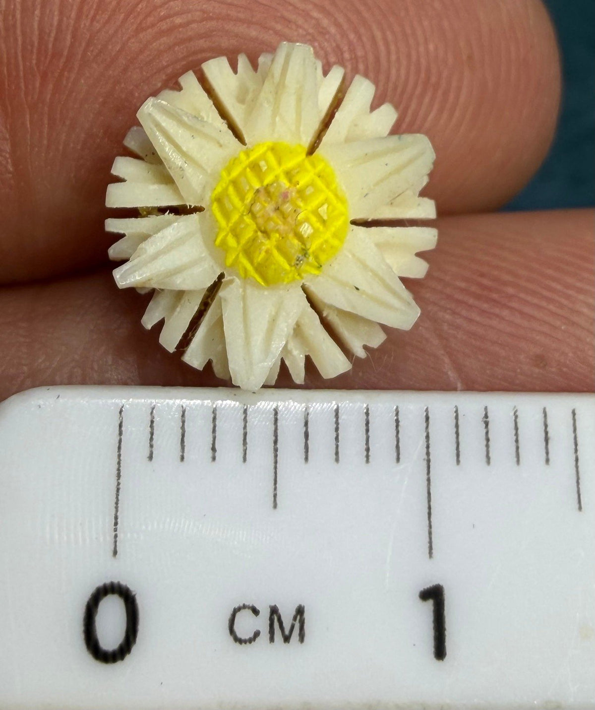 10k Yellow Gold Carved Daisy Stud Earrings. 1950s-60s Retro Chic