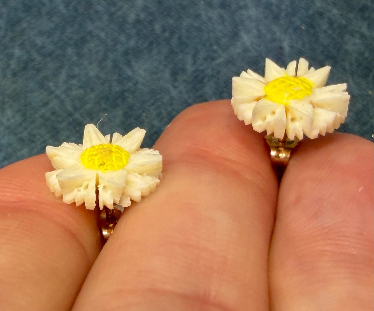 10k Yellow Gold Carved Daisy Stud Earrings. 1950s-60s Retro Chic