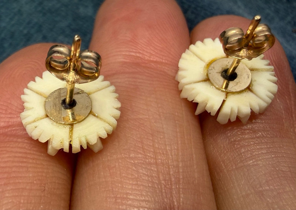 10k Yellow Gold Carved Daisy Stud Earrings. 1950s-60s Retro Chic
