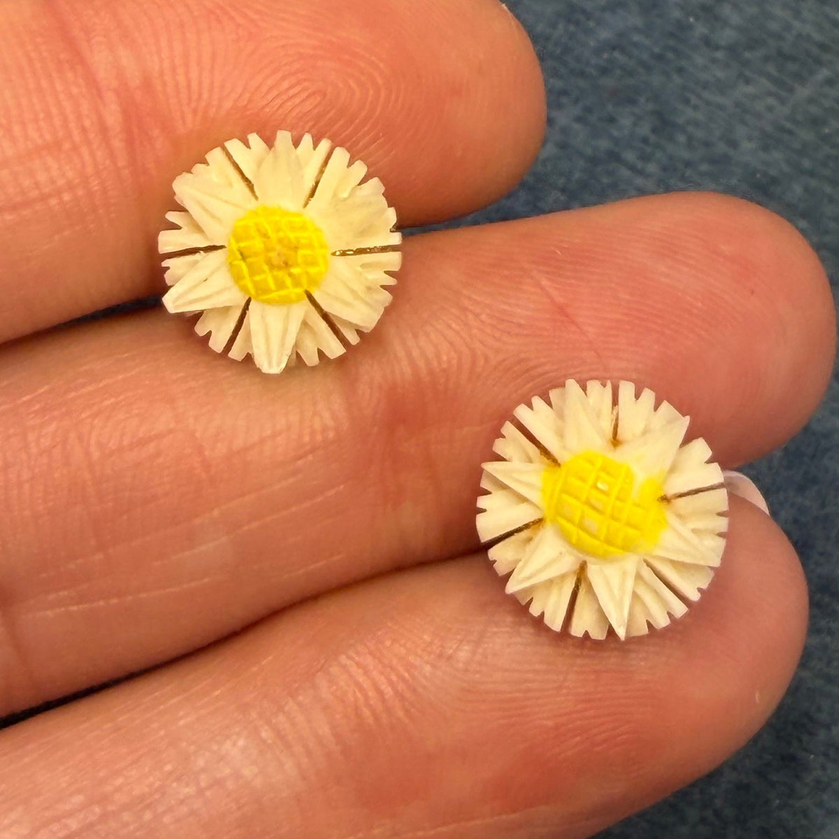 10k Yellow Gold Carved Daisy Stud Earrings. 1950s-60s Retro Chic