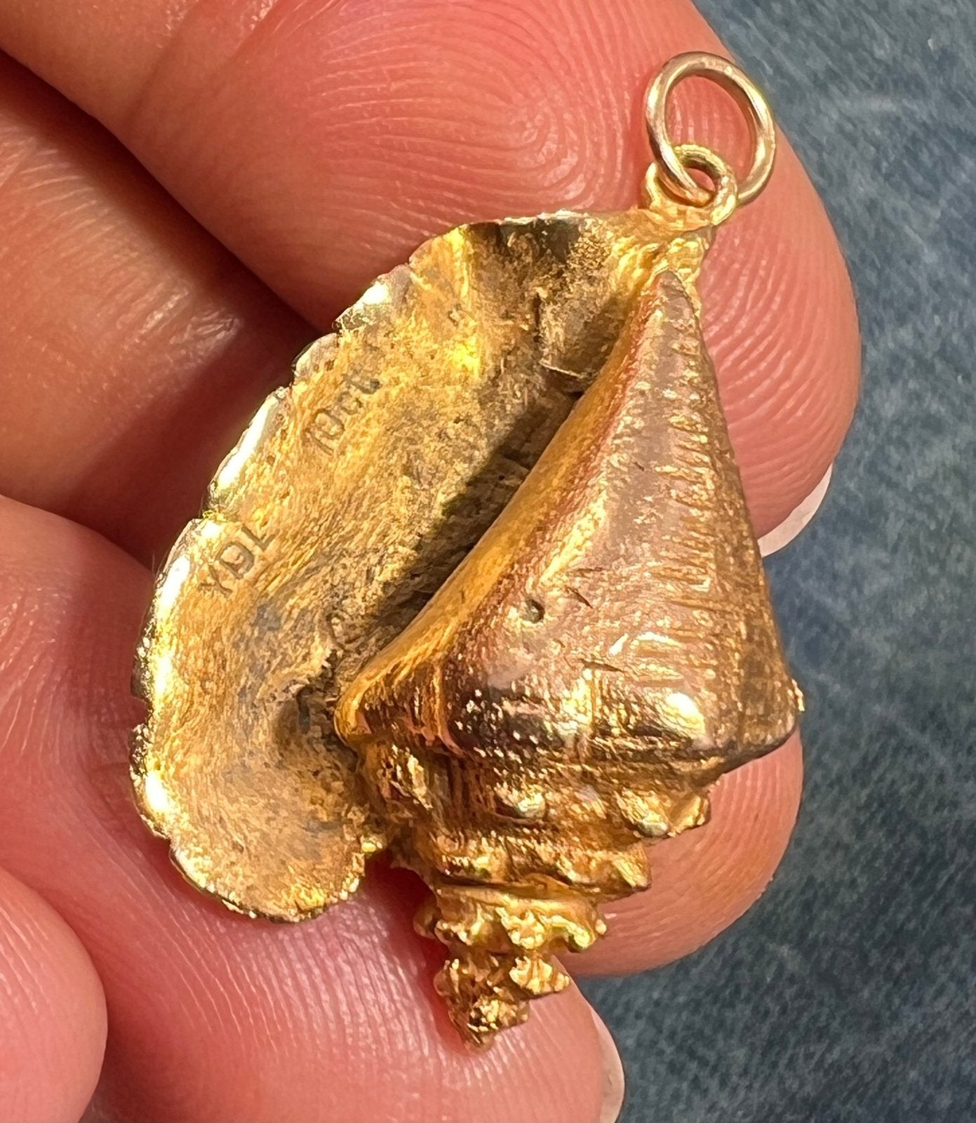 10k Yellow Gold Conch Ocean Sea Shell 3-D Pendant. 1" + 6g