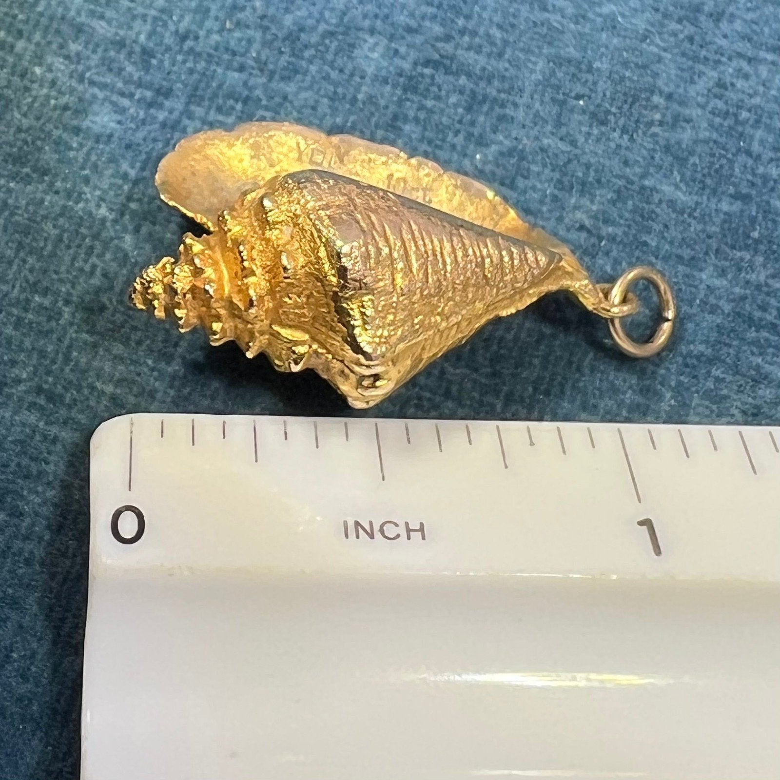 10k Yellow Gold Conch Ocean Sea Shell 3-D Pendant. 1" + 6g