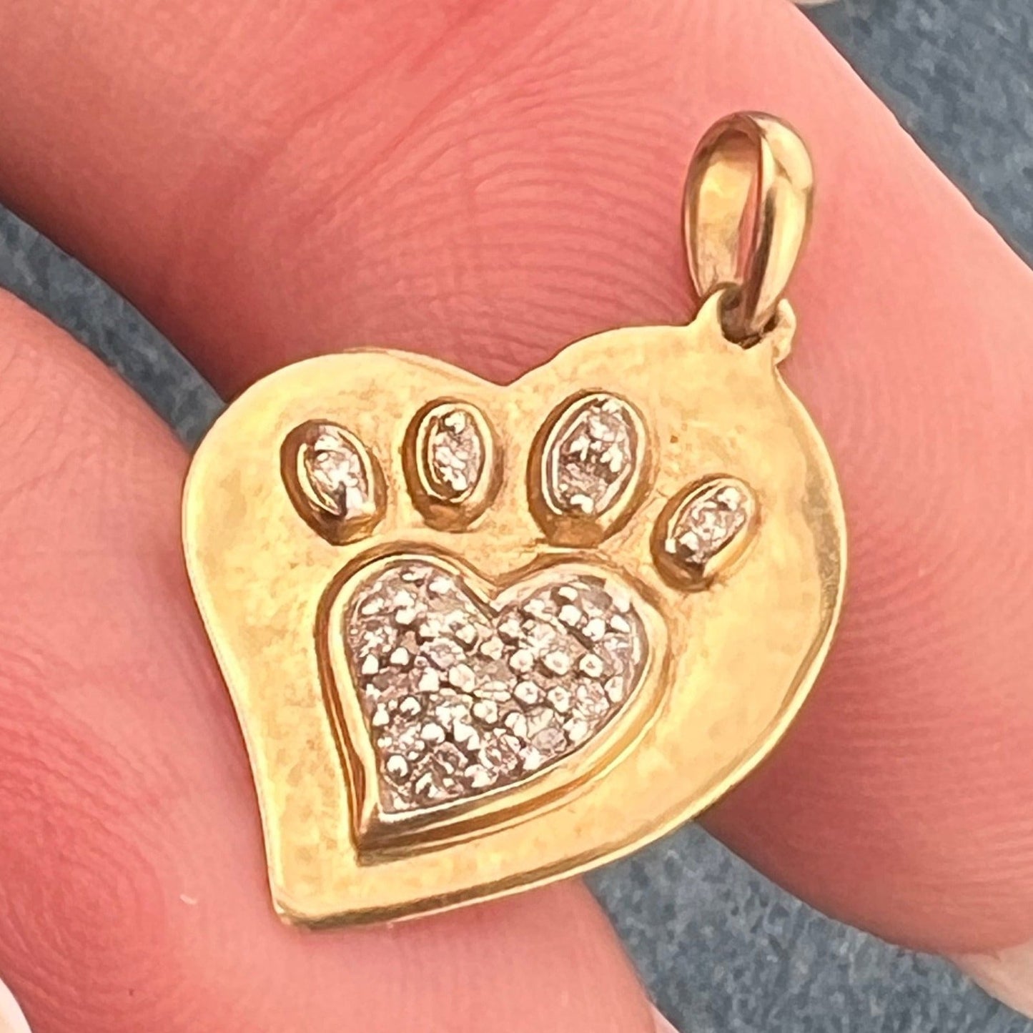 10k Yellow Gold Doggy Paw in Heart Pendant w Diamonds