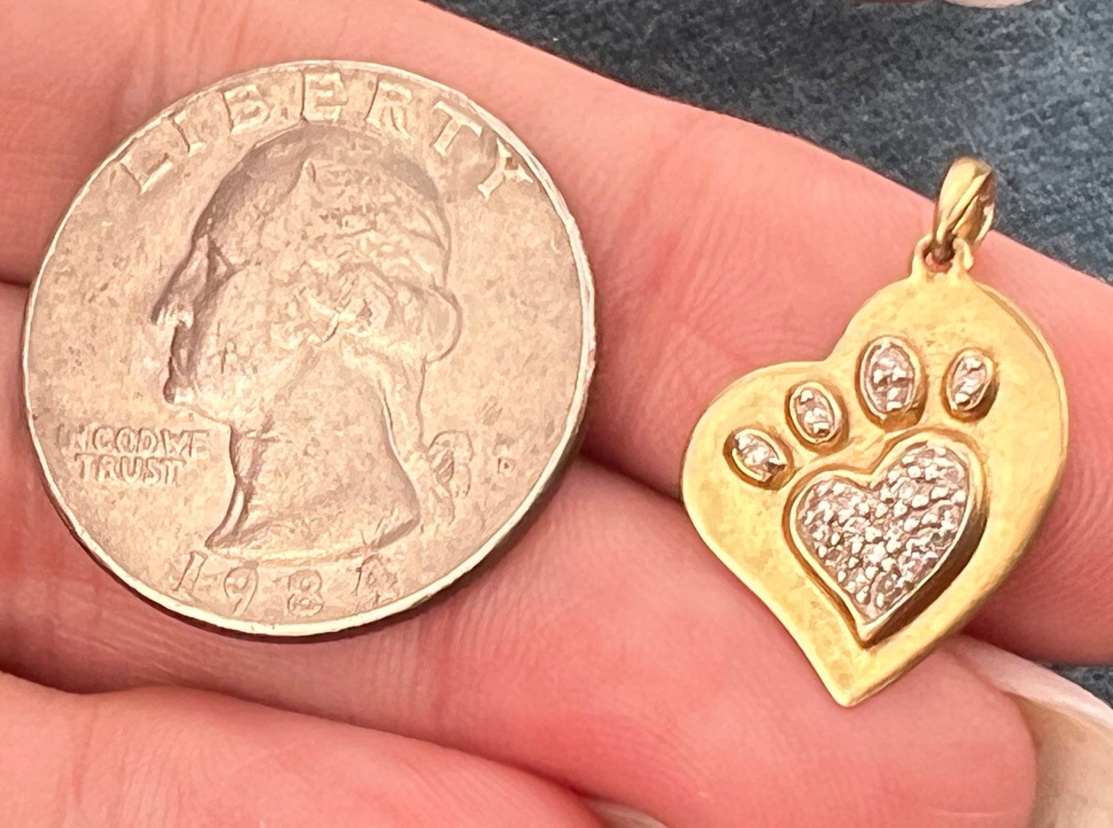 10k Yellow Gold Doggy Paw in Heart Pendant w Diamonds