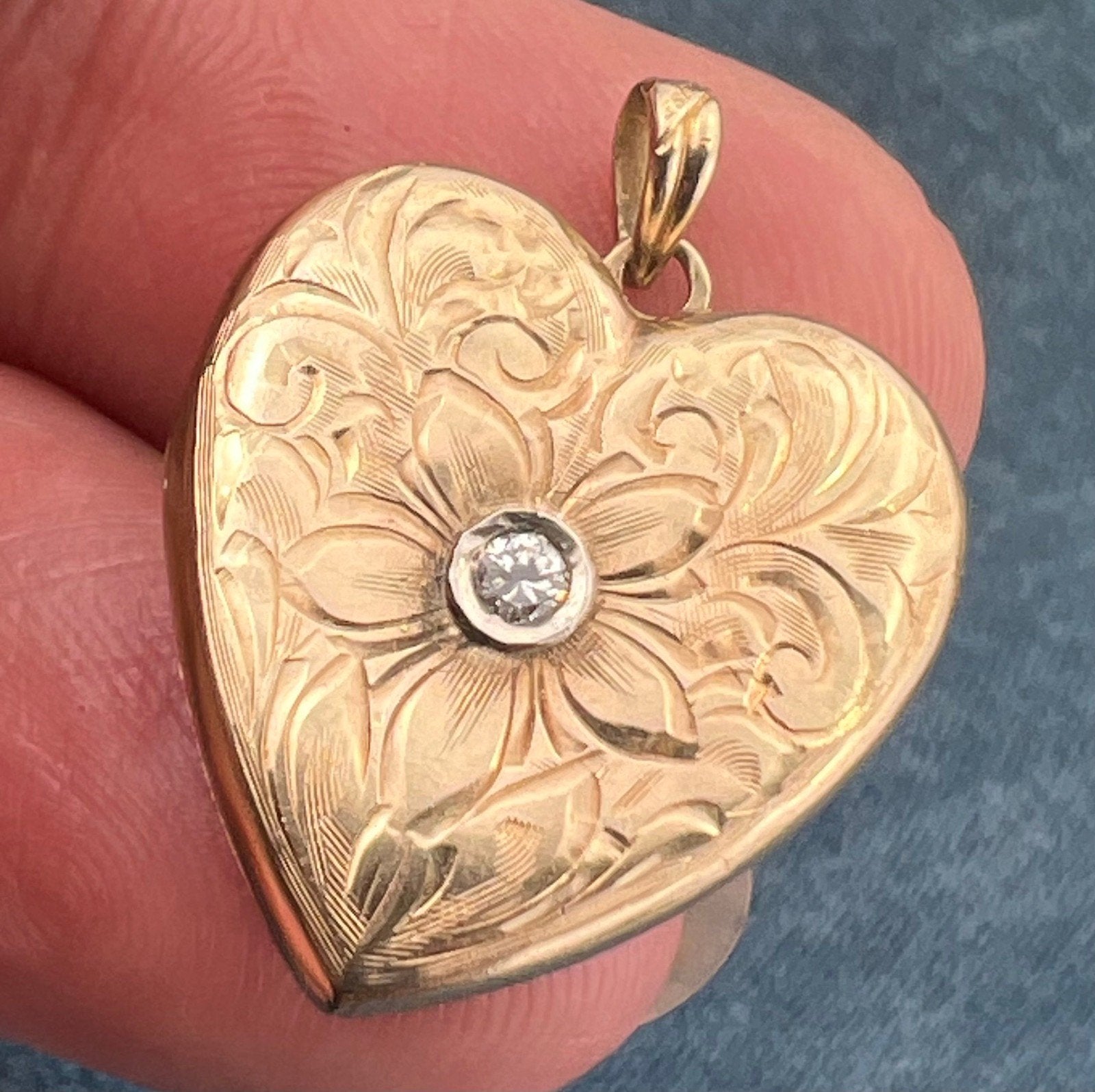 10k Yellow Gold Engraved Heart Pendant w Diamond. Victorian