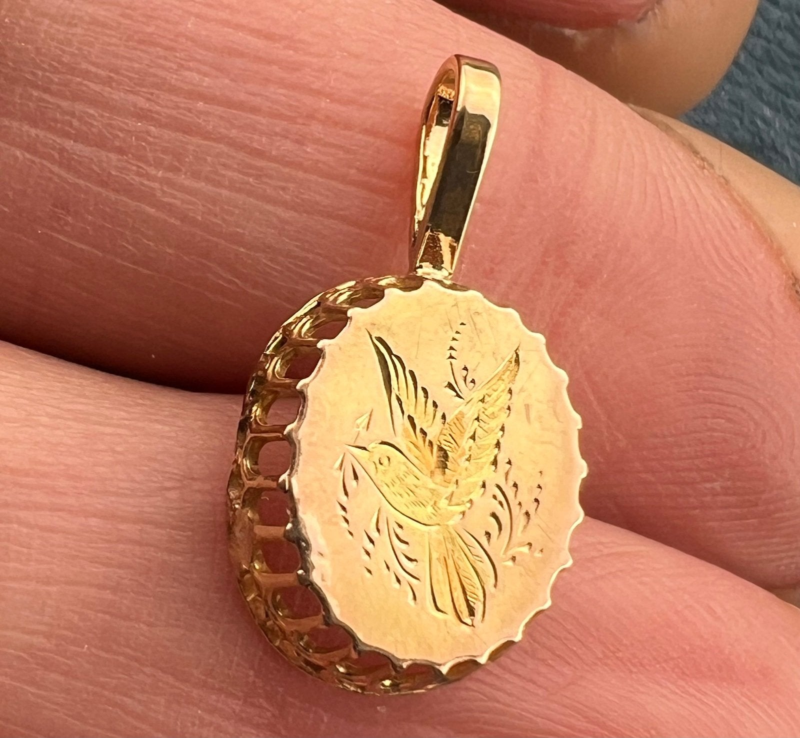 10k Yellow Gold Engraved Song Bird Swallow Pendant. Victorian 1"