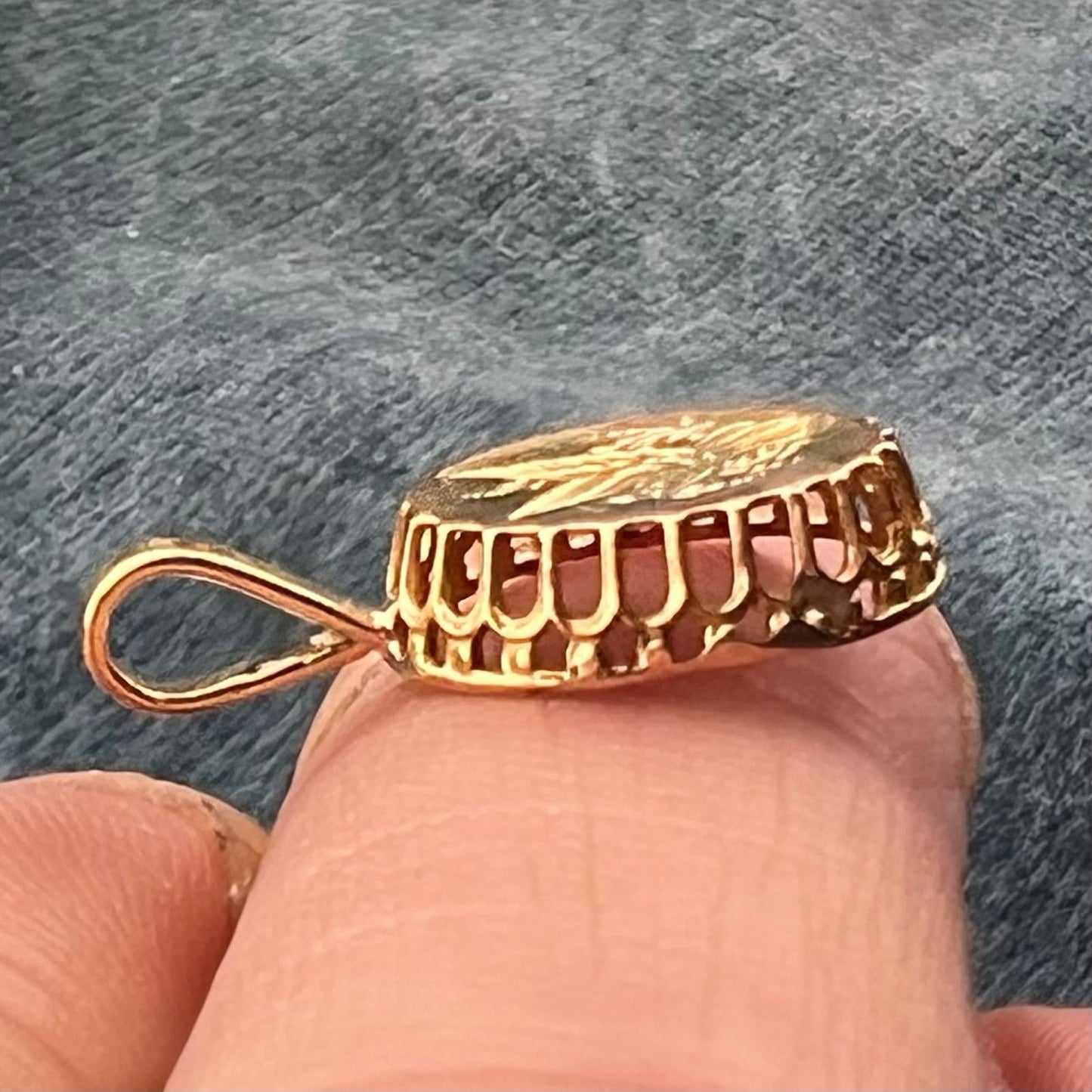 10k Yellow Gold Engraved Song Bird Swallow Pendant. Victorian 1"