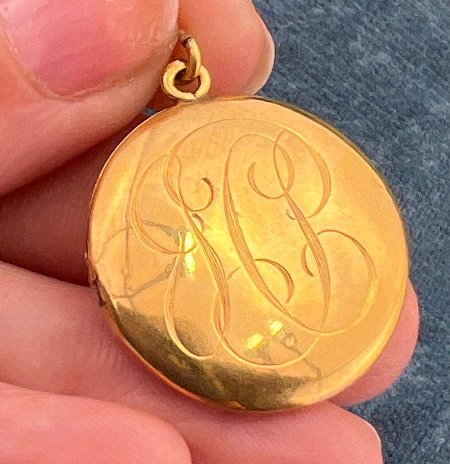 10k Yellow Gold Repousse Locket Pendant w Diamond. Art Nouveau Era