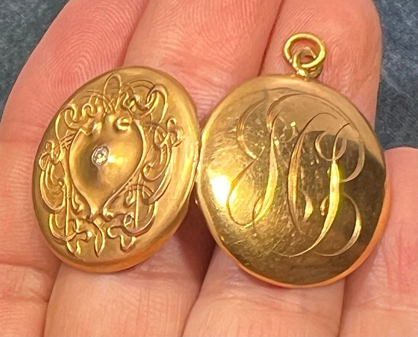 10k Yellow Gold Repousse Locket Pendant w Diamond. Art Nouveau Era
