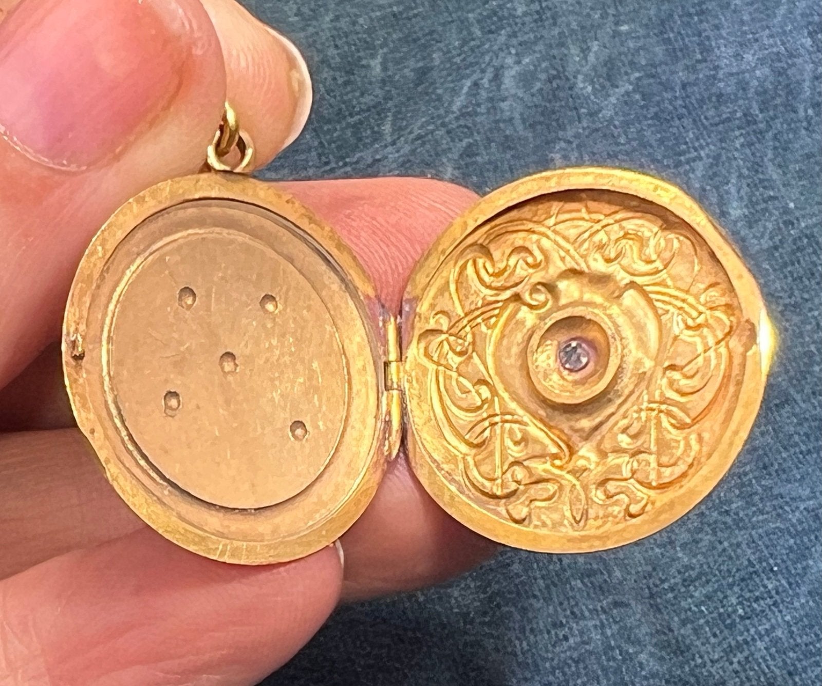 10k Yellow Gold Repousse Locket Pendant w Diamond. Art Nouveau Era