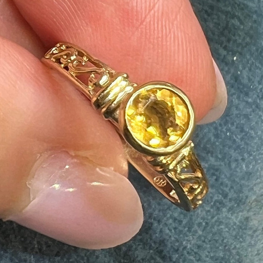 10k Yellow Gold Ring w Sunny Yellow Topaz. Bezel-Set