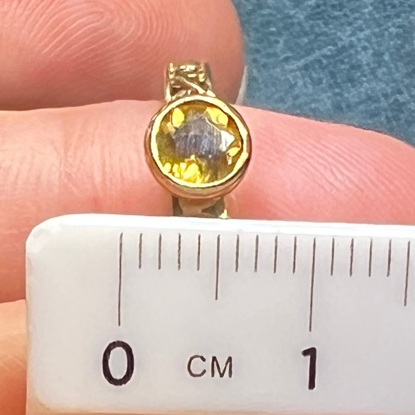 10k Yellow Gold Ring w Sunny Yellow Topaz. Bezel-Set