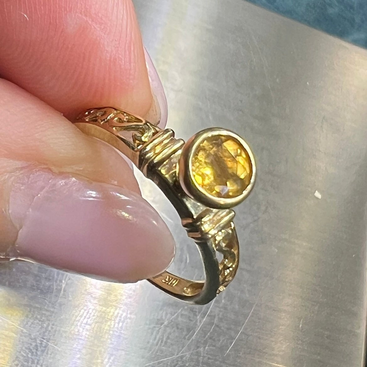 10k Yellow Gold Ring w Sunny Yellow Topaz. Bezel-Set