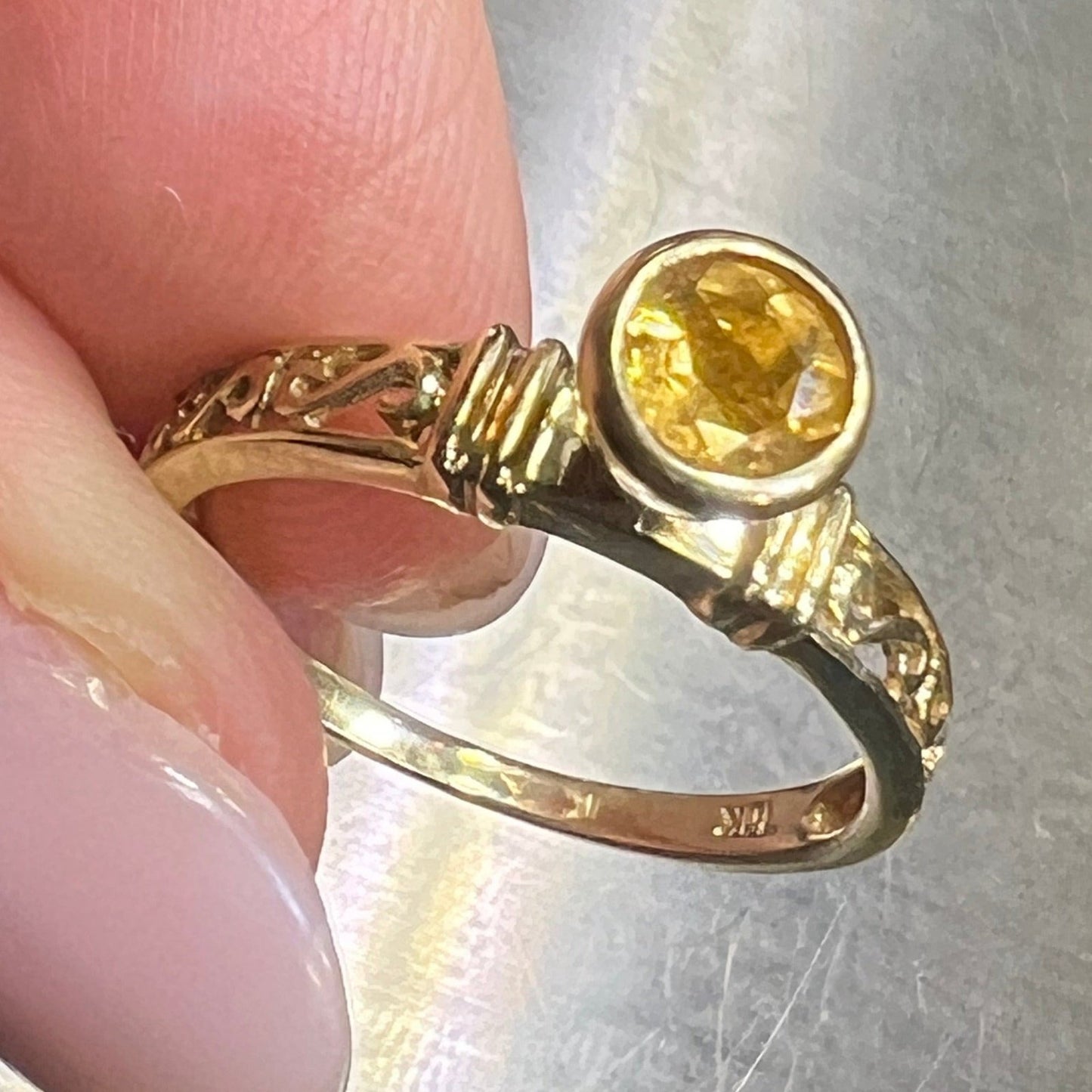 10k Yellow Gold Ring w Sunny Yellow Topaz. Bezel-Set