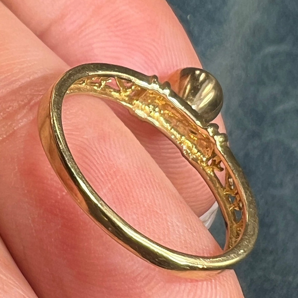 10k Yellow Gold Ring w Sunny Yellow Topaz. Bezel-Set