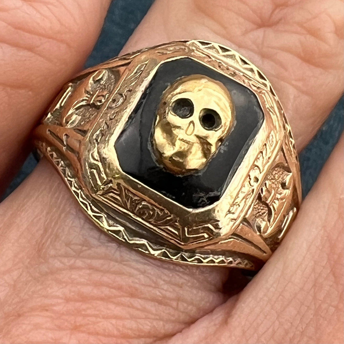 10k Yellow + White Gold Skull Signet Ring. Memento Mori. 7g + 2/3" Wide