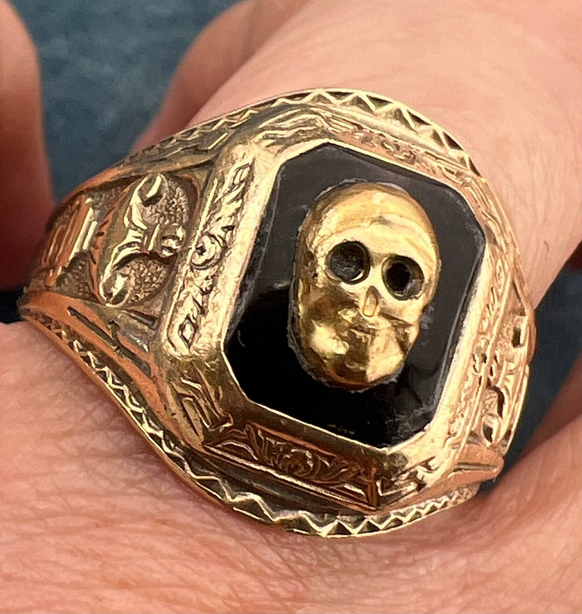 10k Yellow + White Gold Skull Signet Ring. Memento Mori. 7g + 2/3" Wide