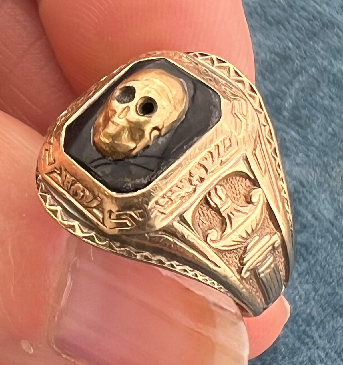 10k Yellow + White Gold Skull Signet Ring. Memento Mori. 7g + 2/3" Wide
