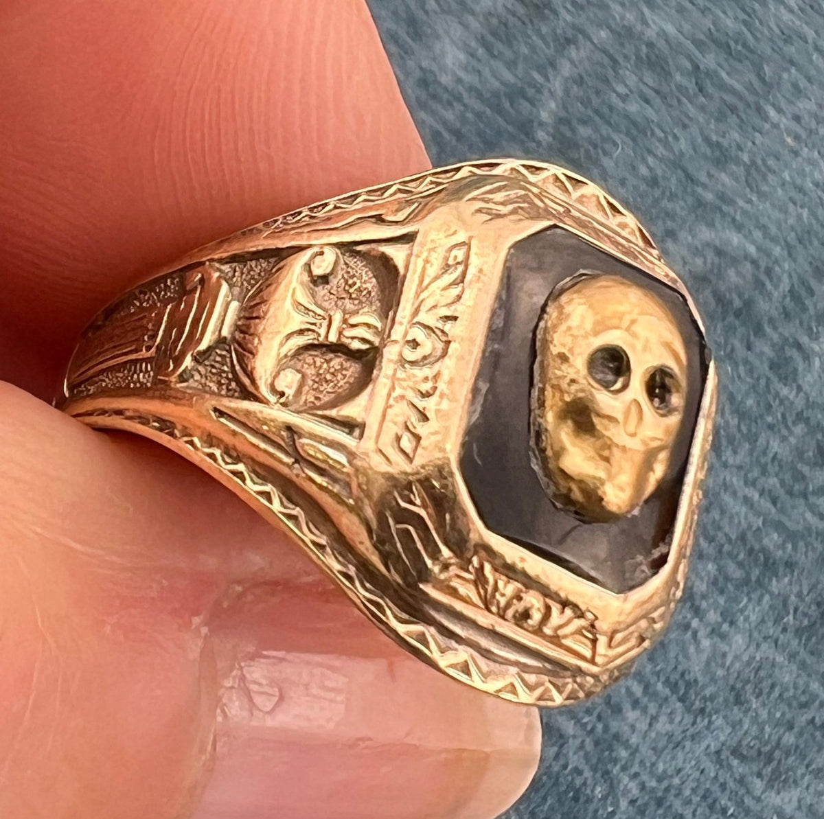 10k Yellow + White Gold Skull Signet Ring. Memento Mori. 7g + 2/3" Wide