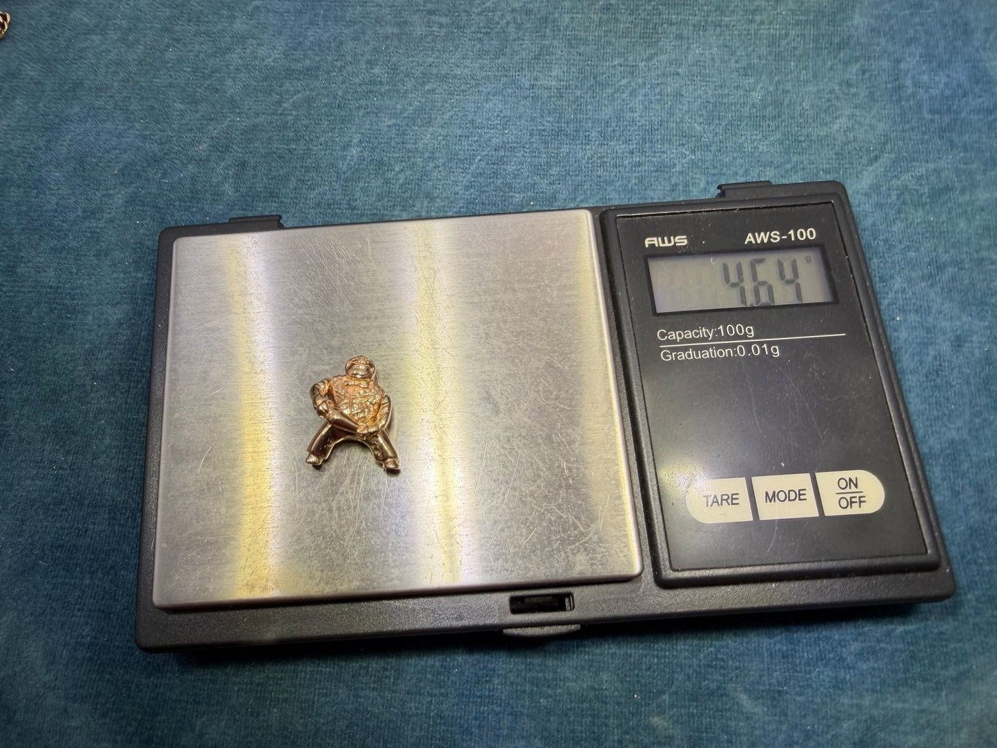 14k Gold '40s BARTENDER w MARTINI Shaker Pendant. Kinetic 4.6g *Video*