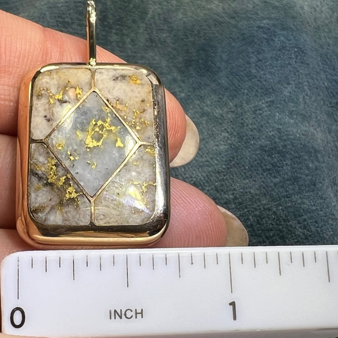 14k Gold Antique ALASKAN GOLD in QUARTZ Pendant. 1.4"+ 7.6g R