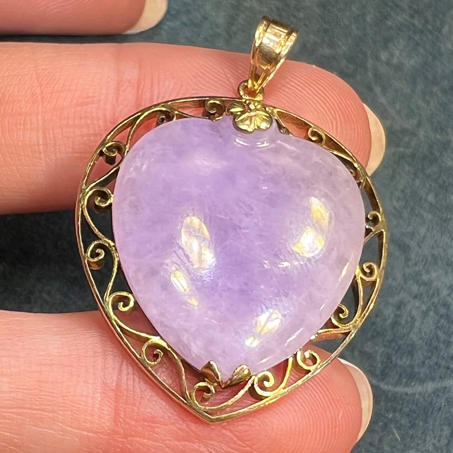 14k Gold Antique Framed Lavender Jade Heart Pendant. 9g 1.5"