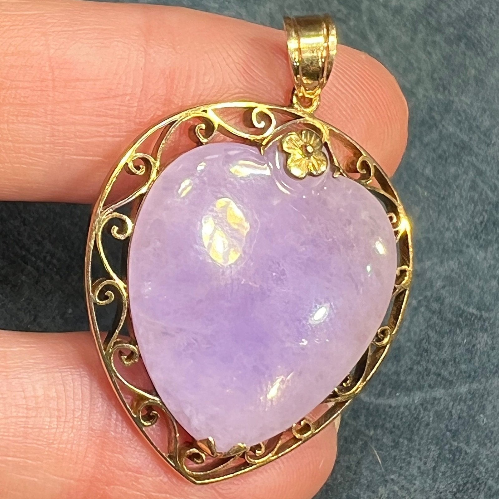 14k Gold Antique Framed Lavender Jade Heart Pendant. 9g 1.5"