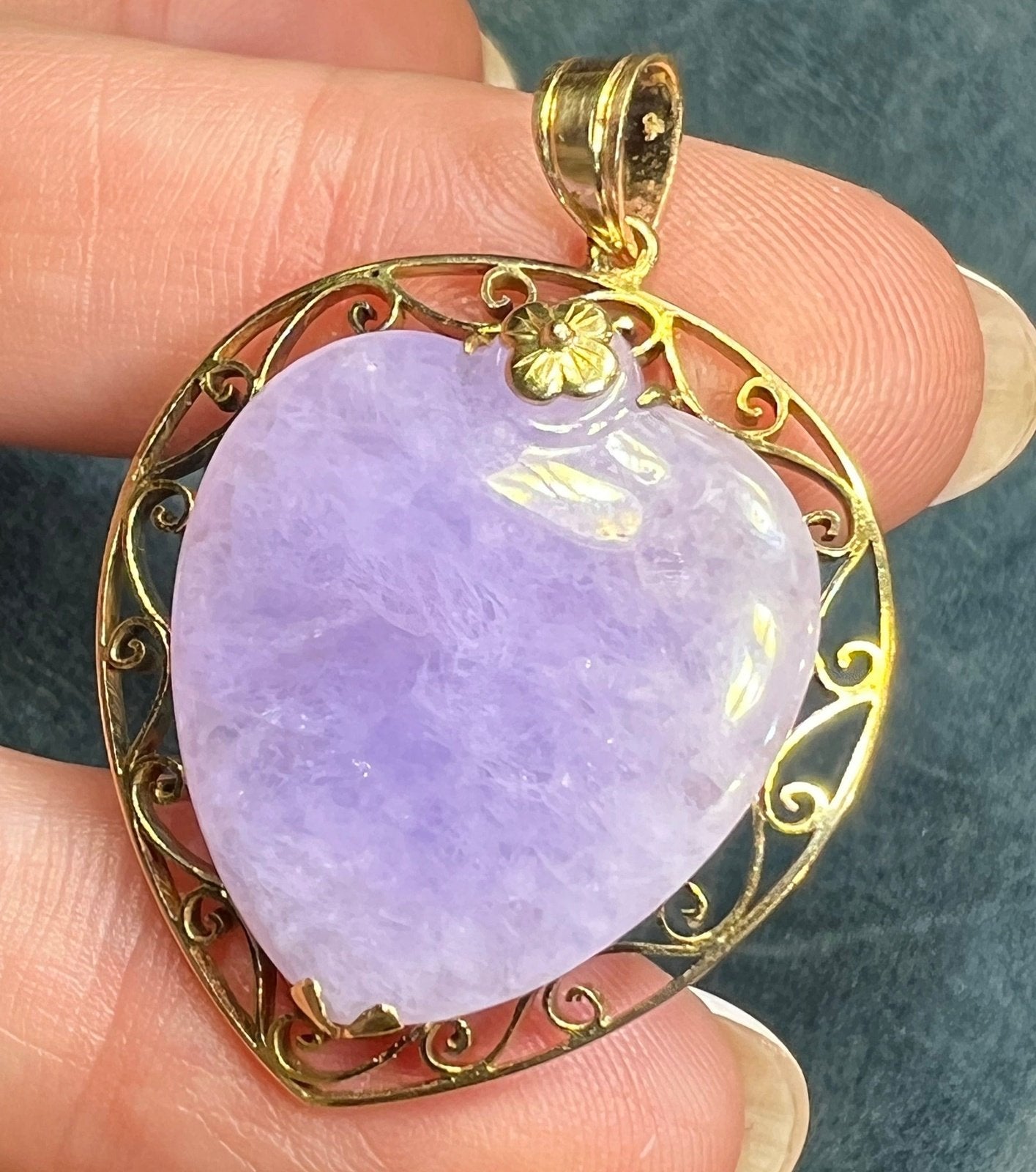 14k Gold Antique Framed Lavender Jade Heart Pendant. 9g 1.5"