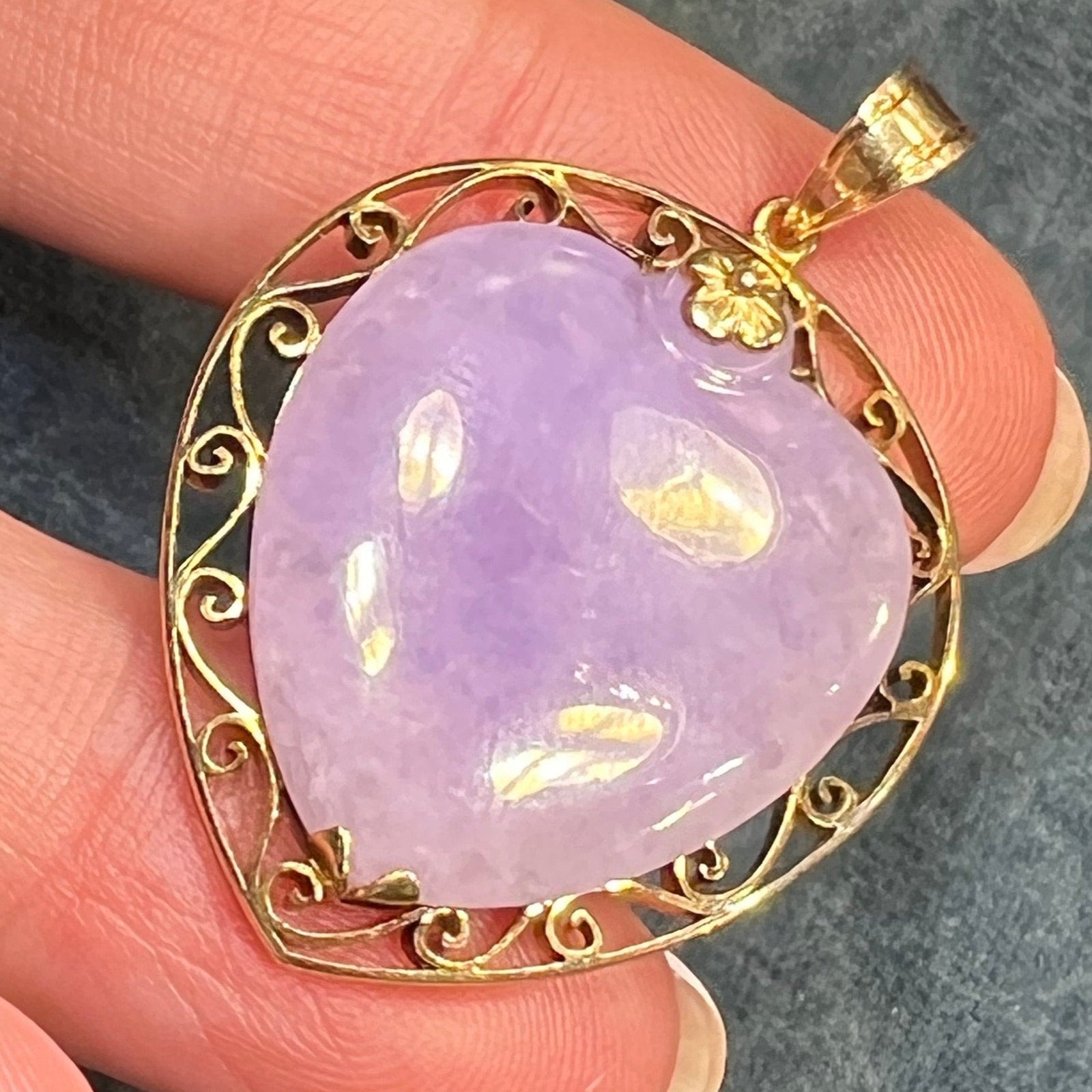 14k Gold Antique Framed Lavender Jade Heart Pendant. 9g 1.5"