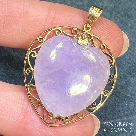 14k Gold Antique Framed Lavender Jade Heart Pendant. 9g 1.5"