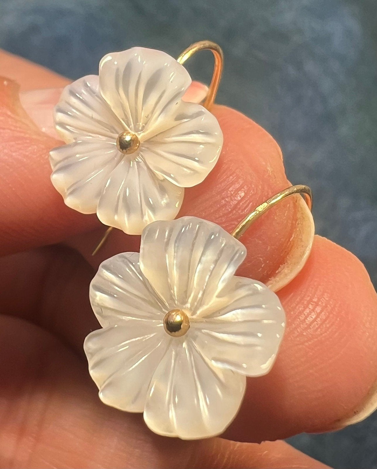 14k Gold Carved Mother of Pearl MOP Hibiscus Flower Hawaii Earrings