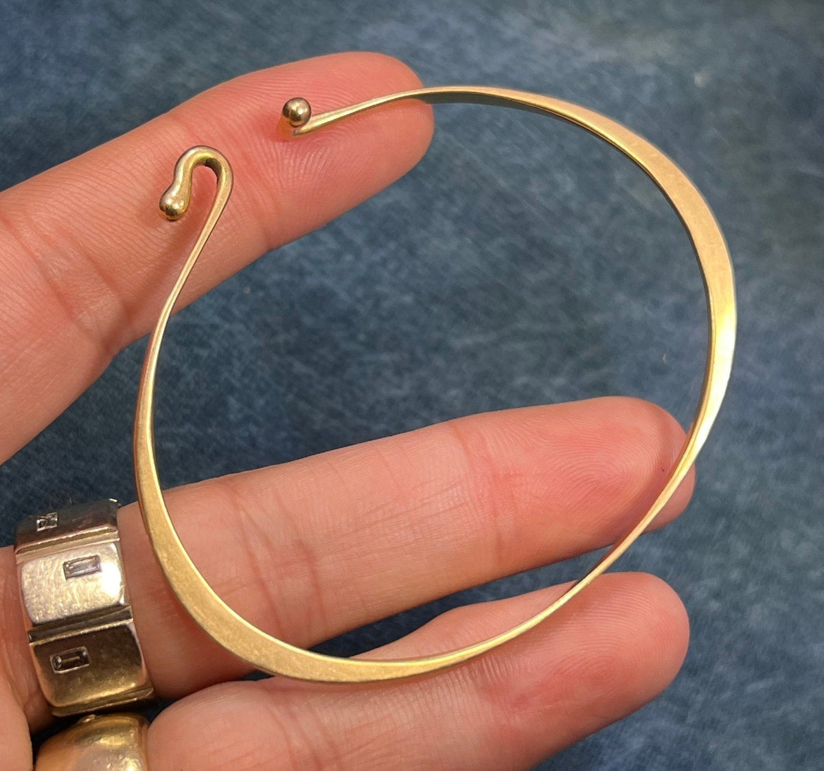 14k Gold Hammered James Avery Bangle Bracelet. 7.5g