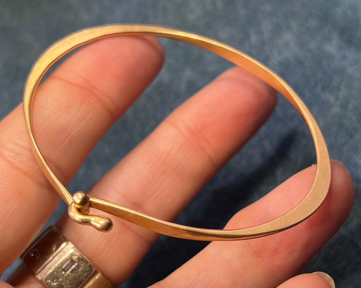 14k Gold Hammered James Avery Bangle Bracelet. 7.5g