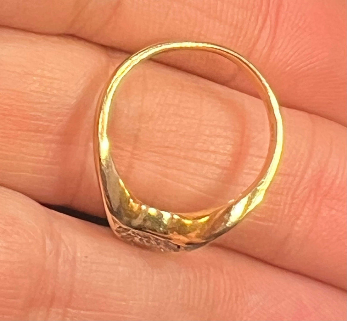 14k Gold Invisible-Set Diamond Curved Modern Ring / Ring Guard