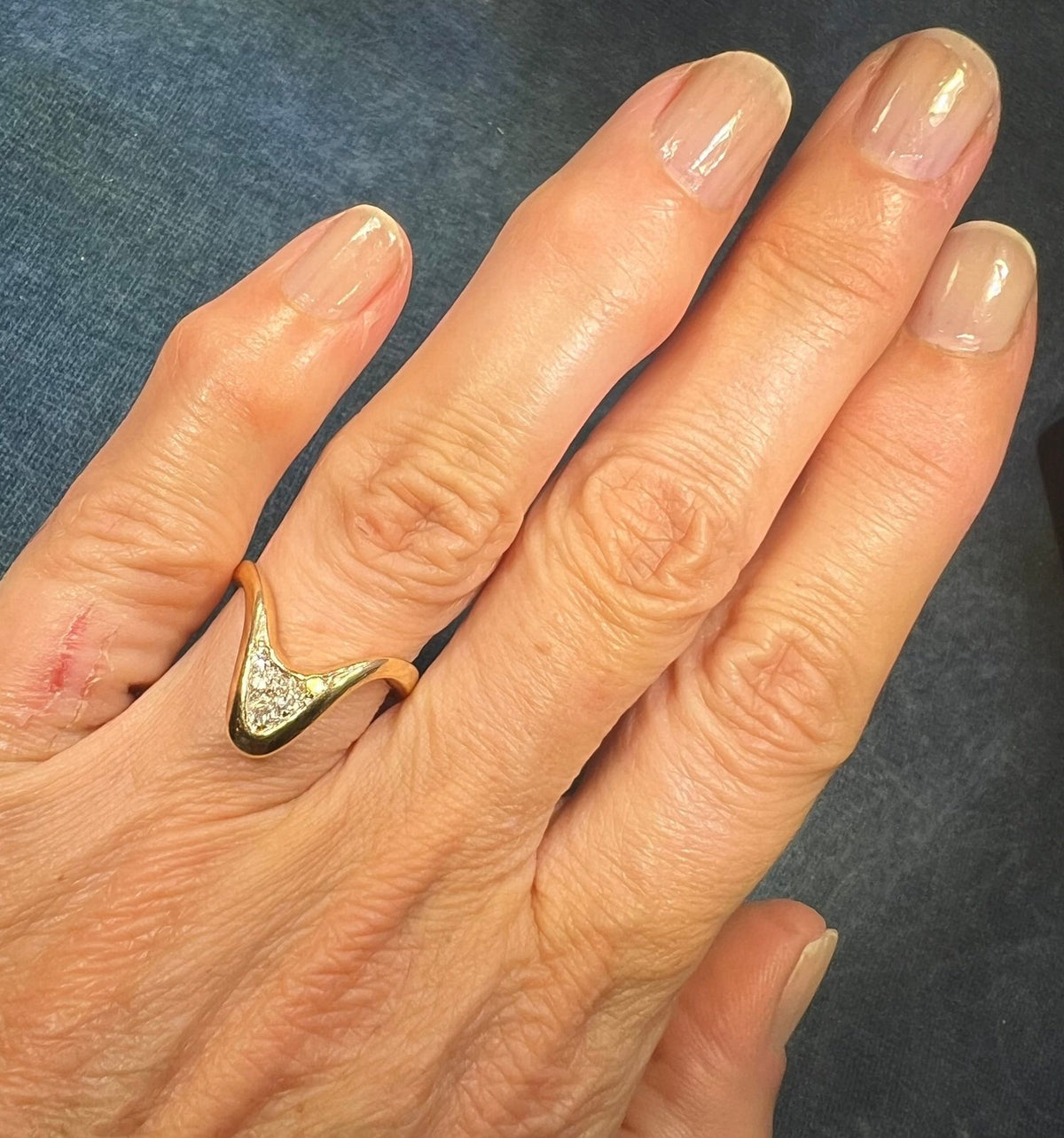 14k Gold Invisible-Set Diamond Curved Modern Ring / Ring Guard