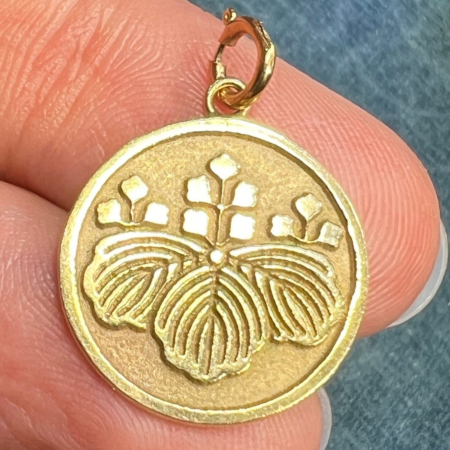 14k Gold Japanese National Seal Kamon "Paulownia" Flower Pendant