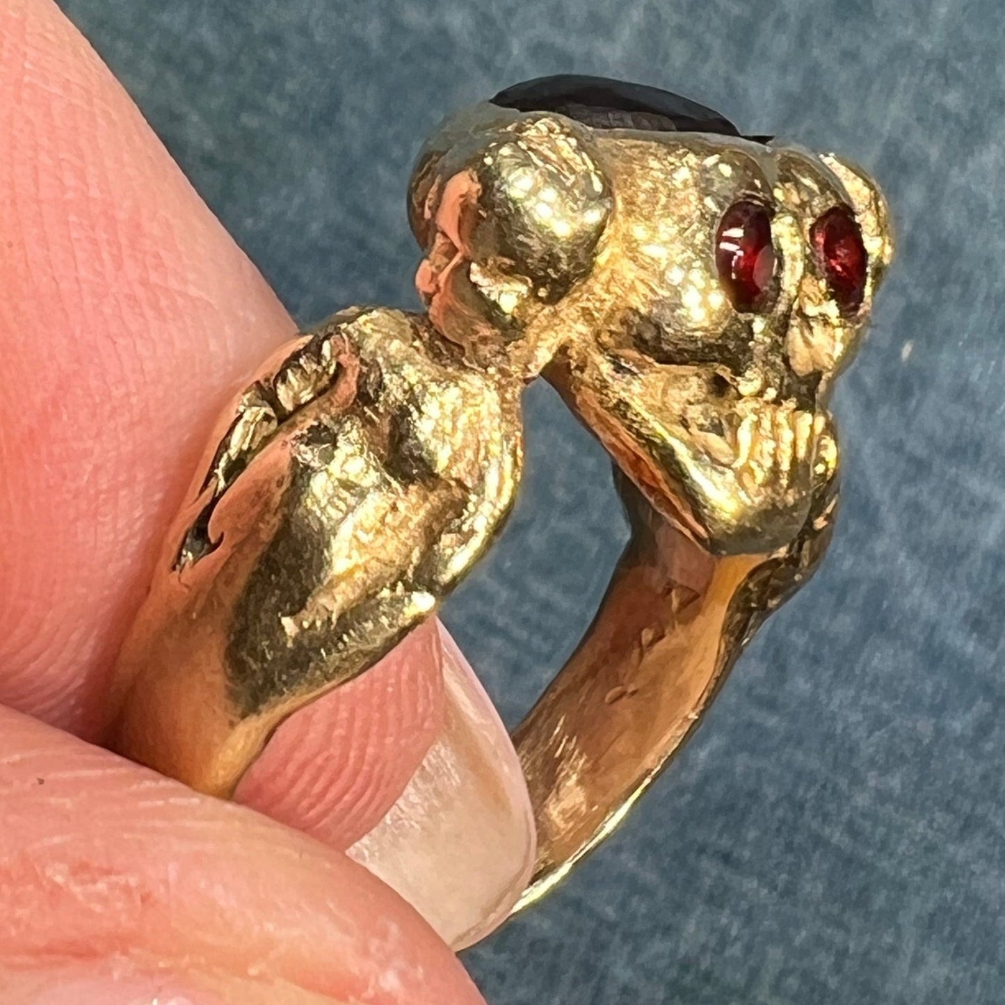 14k Gold Memento Mori Skull Ring w Garnets. Cherub Shoulders. 9g