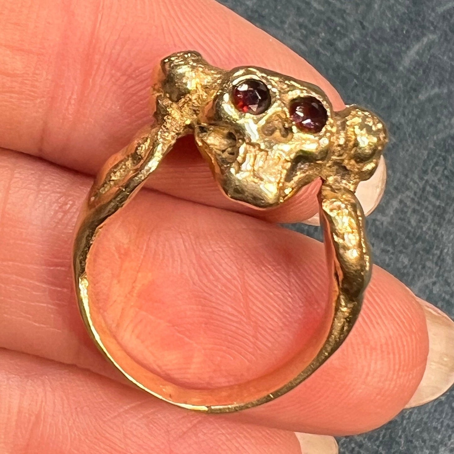 14k Gold Memento Mori Skull Ring w Garnets. Cherub Shoulders. 9g