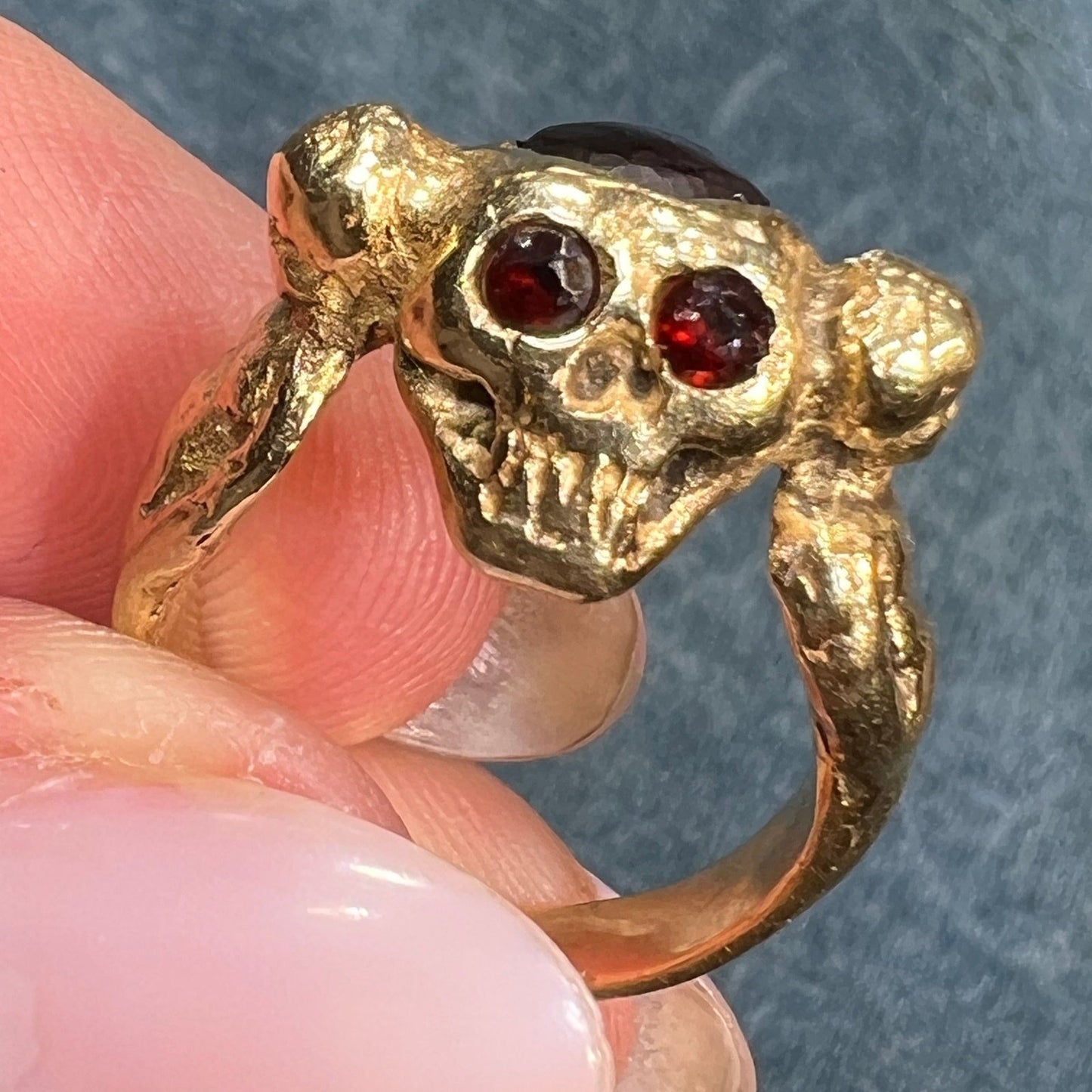 14k Gold Memento Mori Skull Ring w Garnets. Cherub Shoulders. 9g