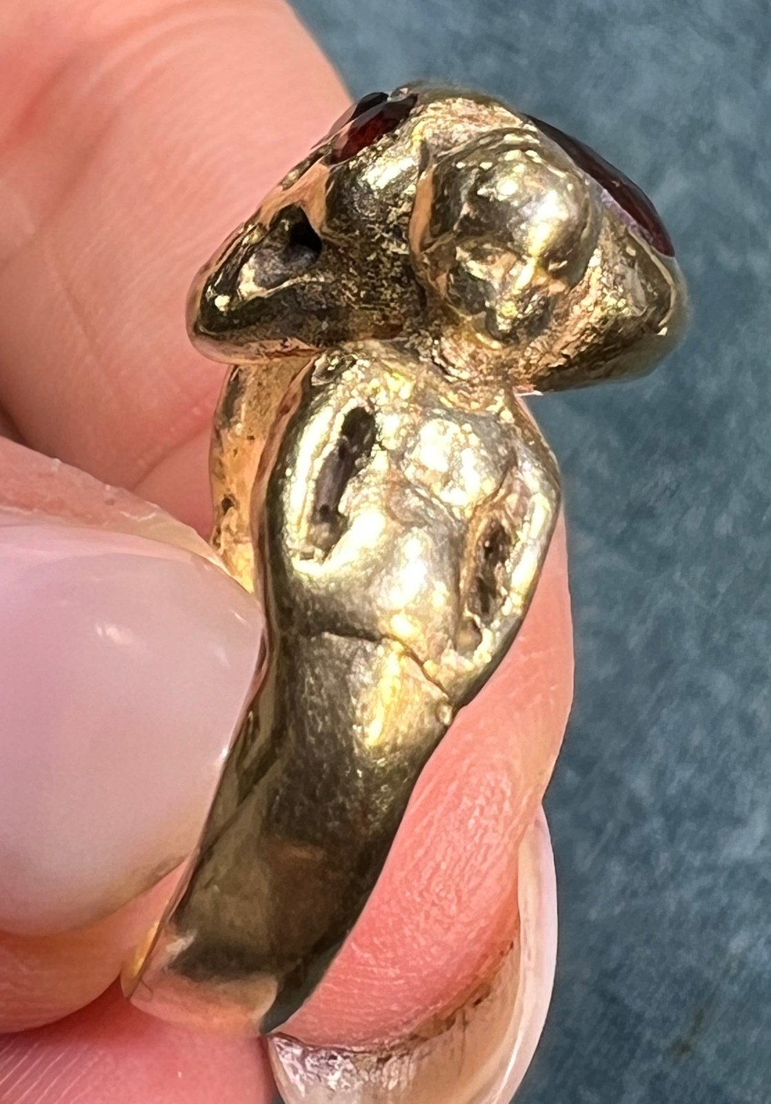 14k Gold Memento Mori Skull Ring w Garnets. Cherub Shoulders. 9g