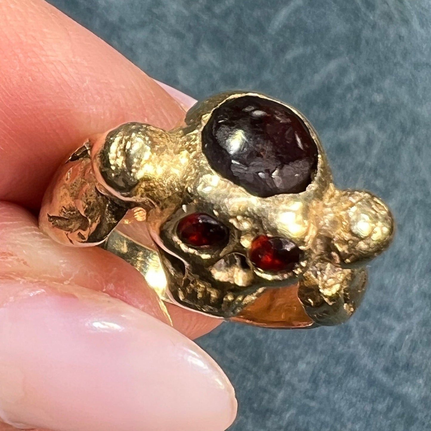 14k Gold Memento Mori Skull Ring w Garnets. Cherub Shoulders. 9g