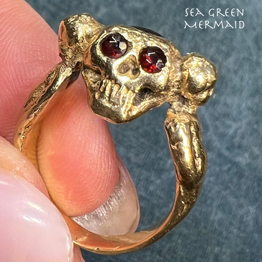 14k Gold Memento Mori Skull Ring w Garnets. Cherub Shoulders. 9g