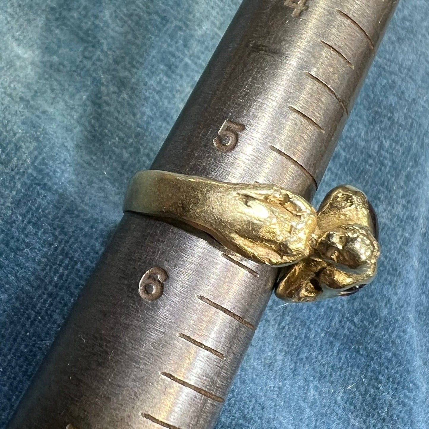 14k Gold Memento Mori Skull Ring w Garnets. Cherub Shoulders. 9g