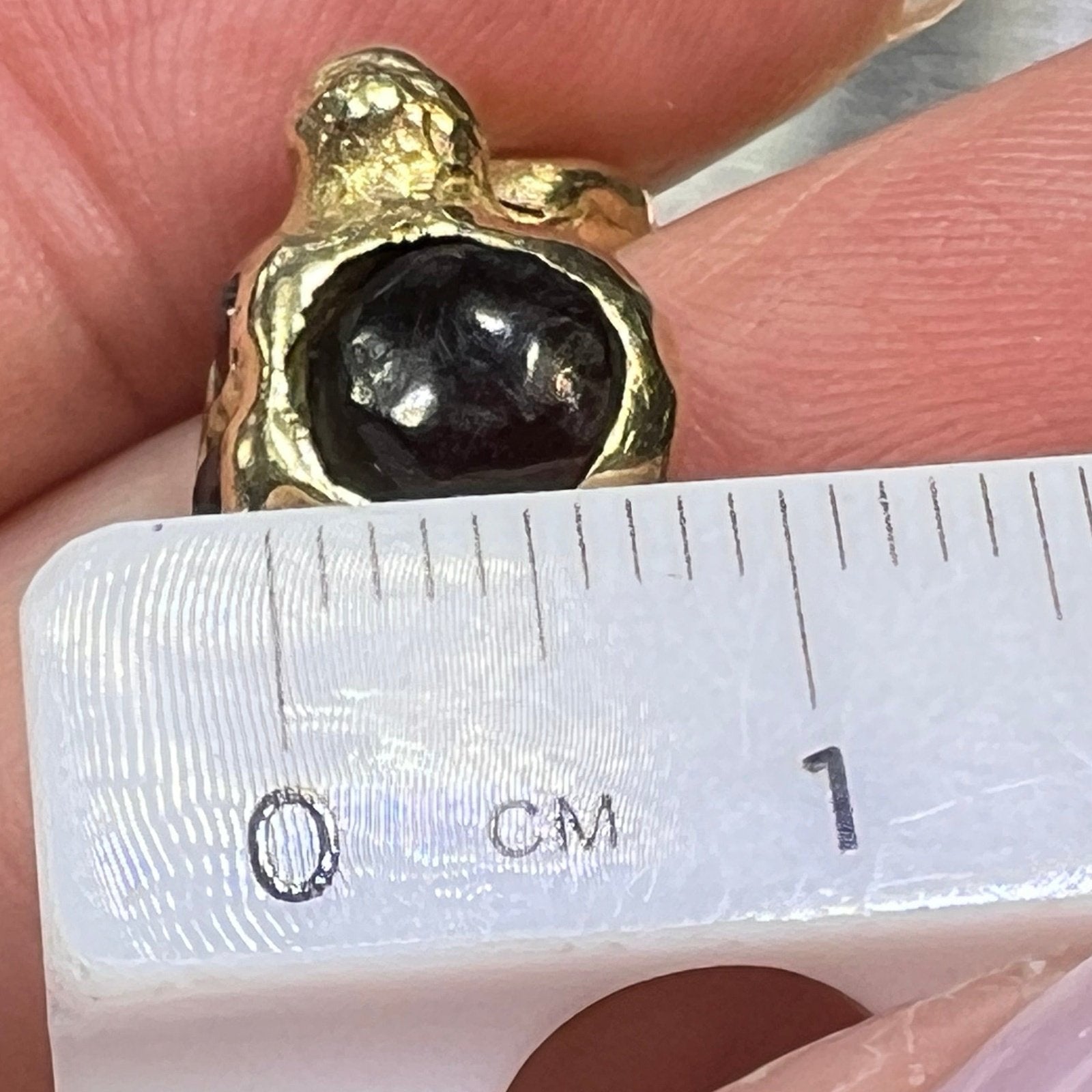 14k Gold Memento Mori Skull Ring w Garnets. Cherub Shoulders. 9g