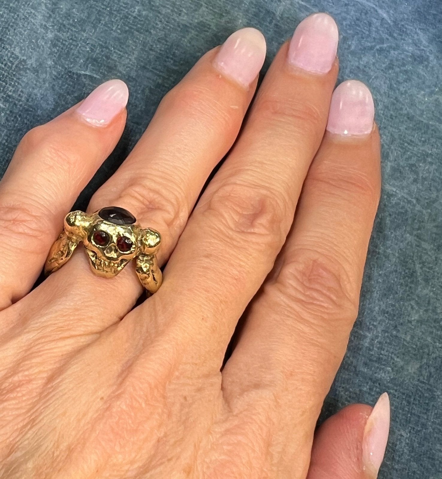 14k Gold Memento Mori Skull Ring w Garnets. Cherub Shoulders. 9g