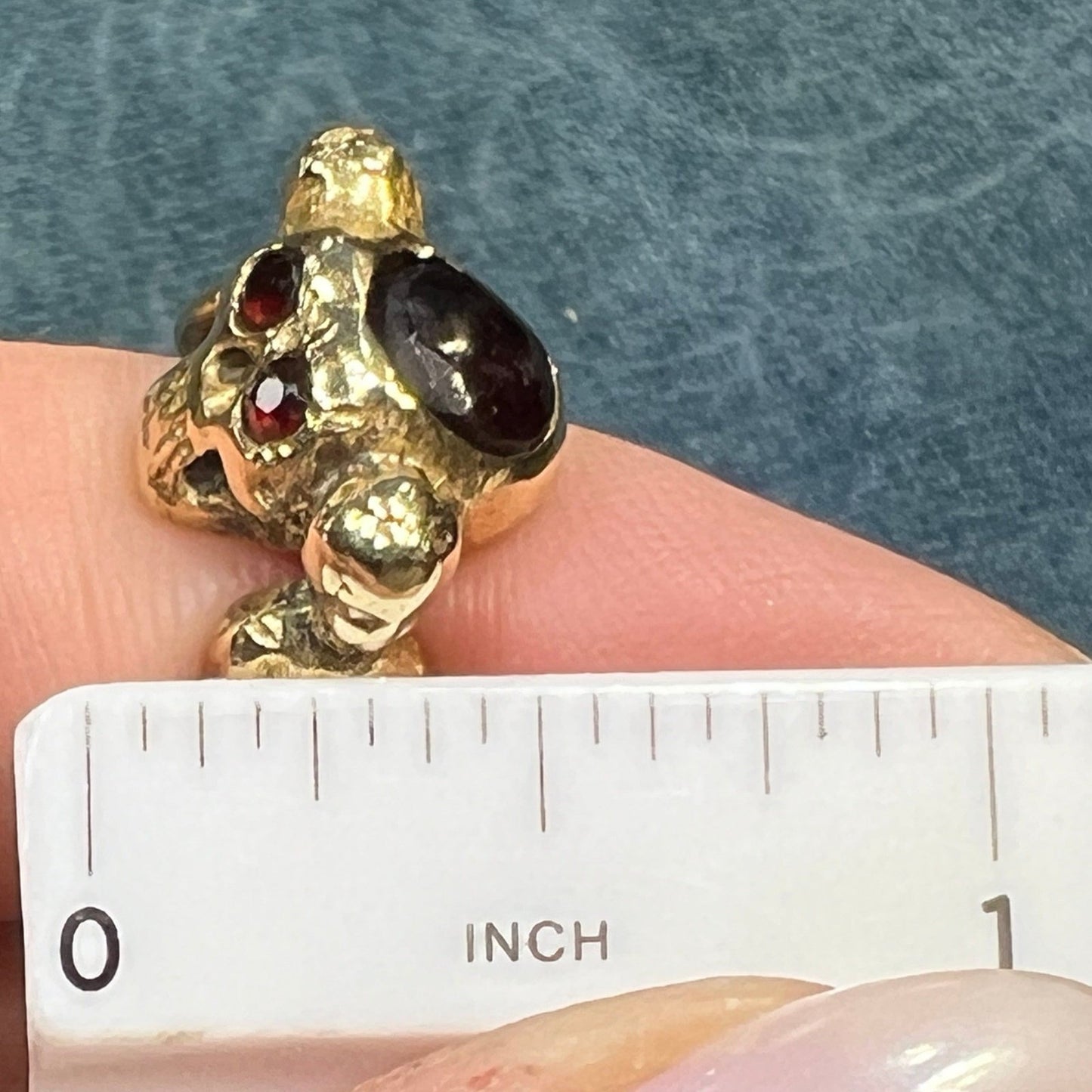 14k Gold Memento Mori Skull Ring w Garnets. Cherub Shoulders. 9g