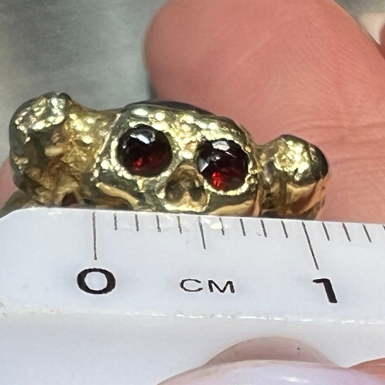 14k Gold Memento Mori Skull Ring w Garnets. Cherub Shoulders. 9g