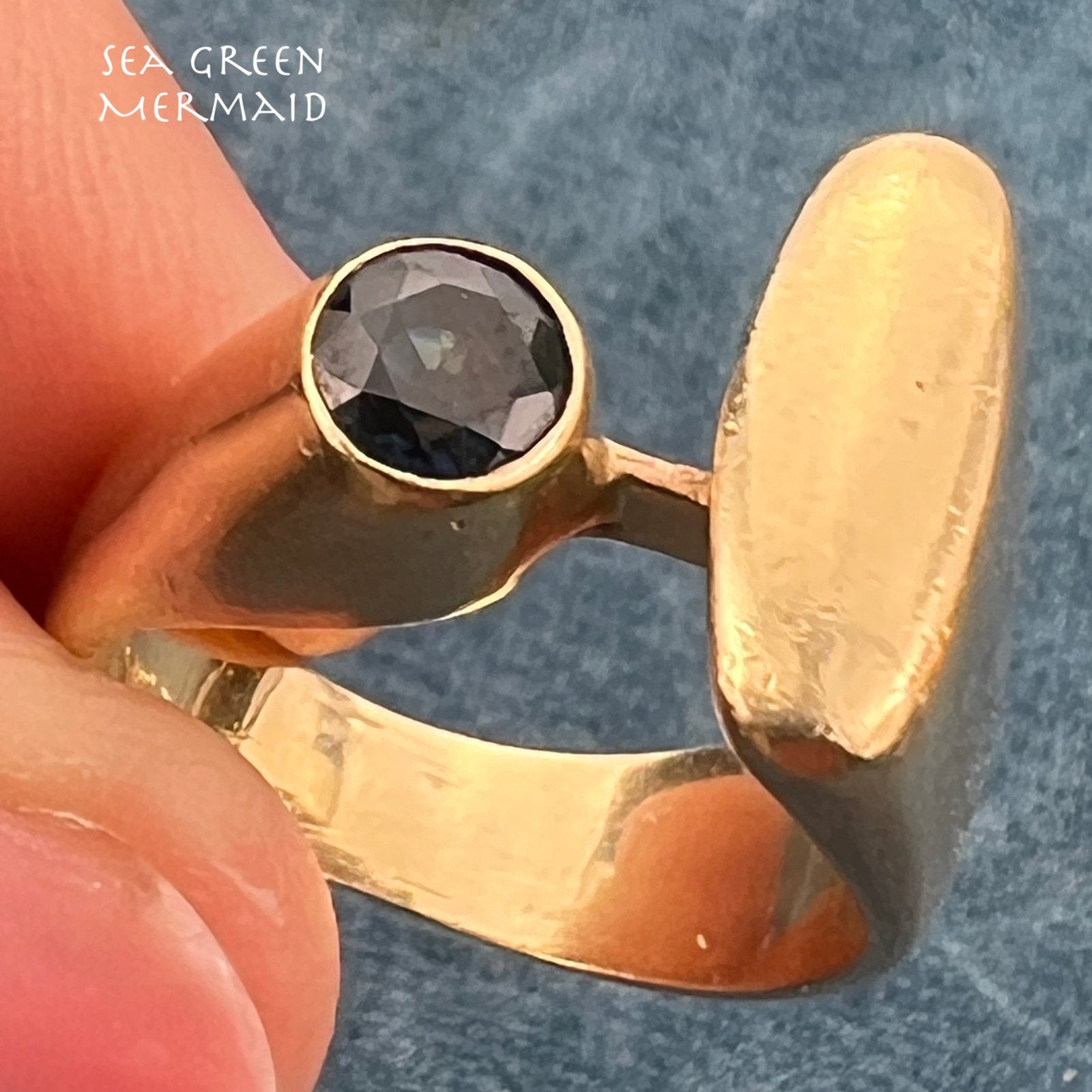 14k Gold Modernist Asymmetrical Ring w Blue Sapphire. 11g