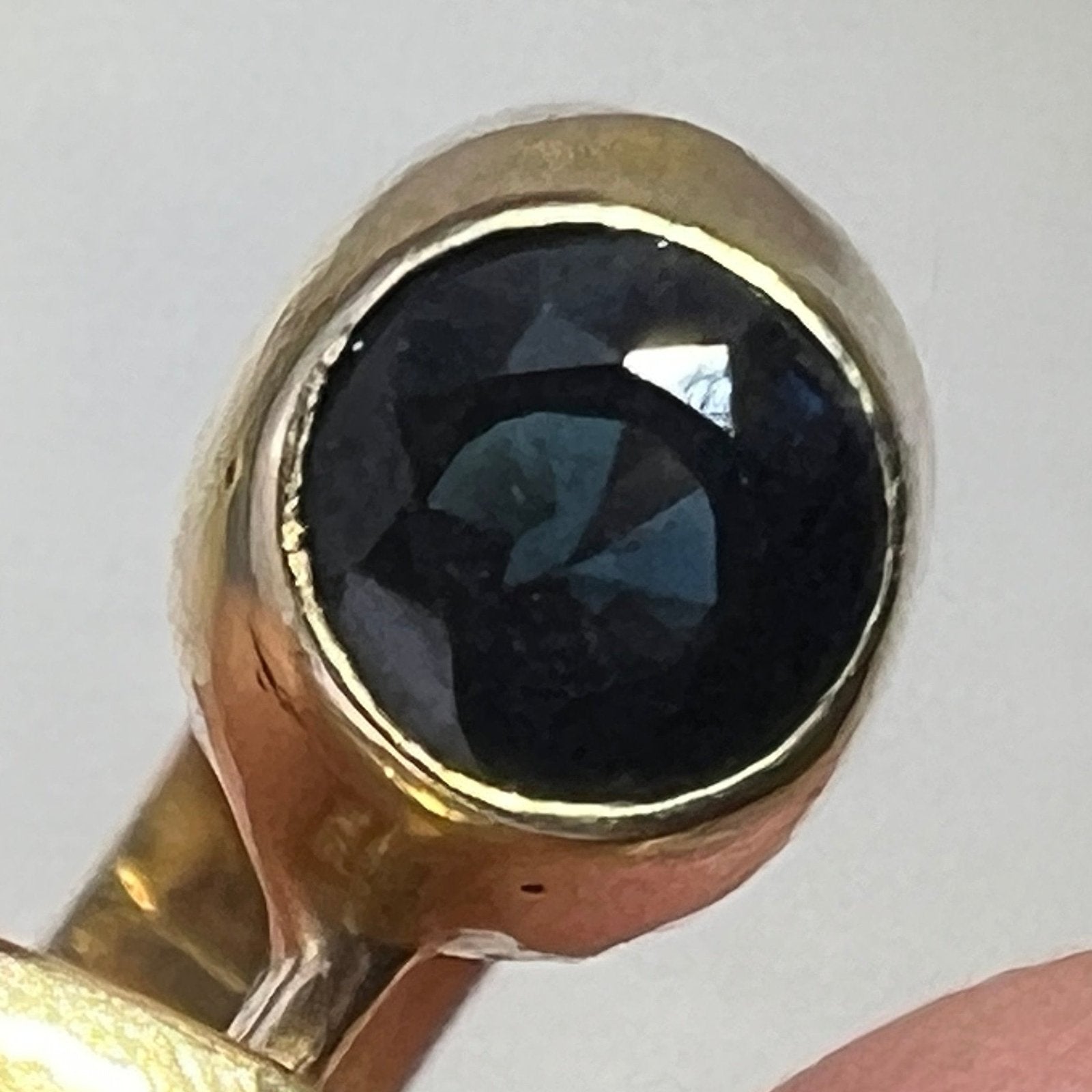 14k Gold Modernist Asymmetrical Ring w Blue Sapphire. 11g